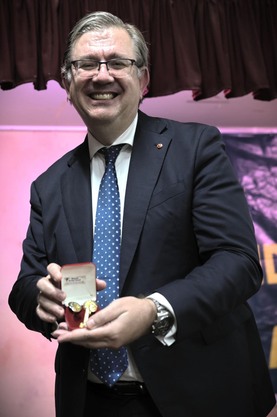 Guest holding a presentation gift at the dinner